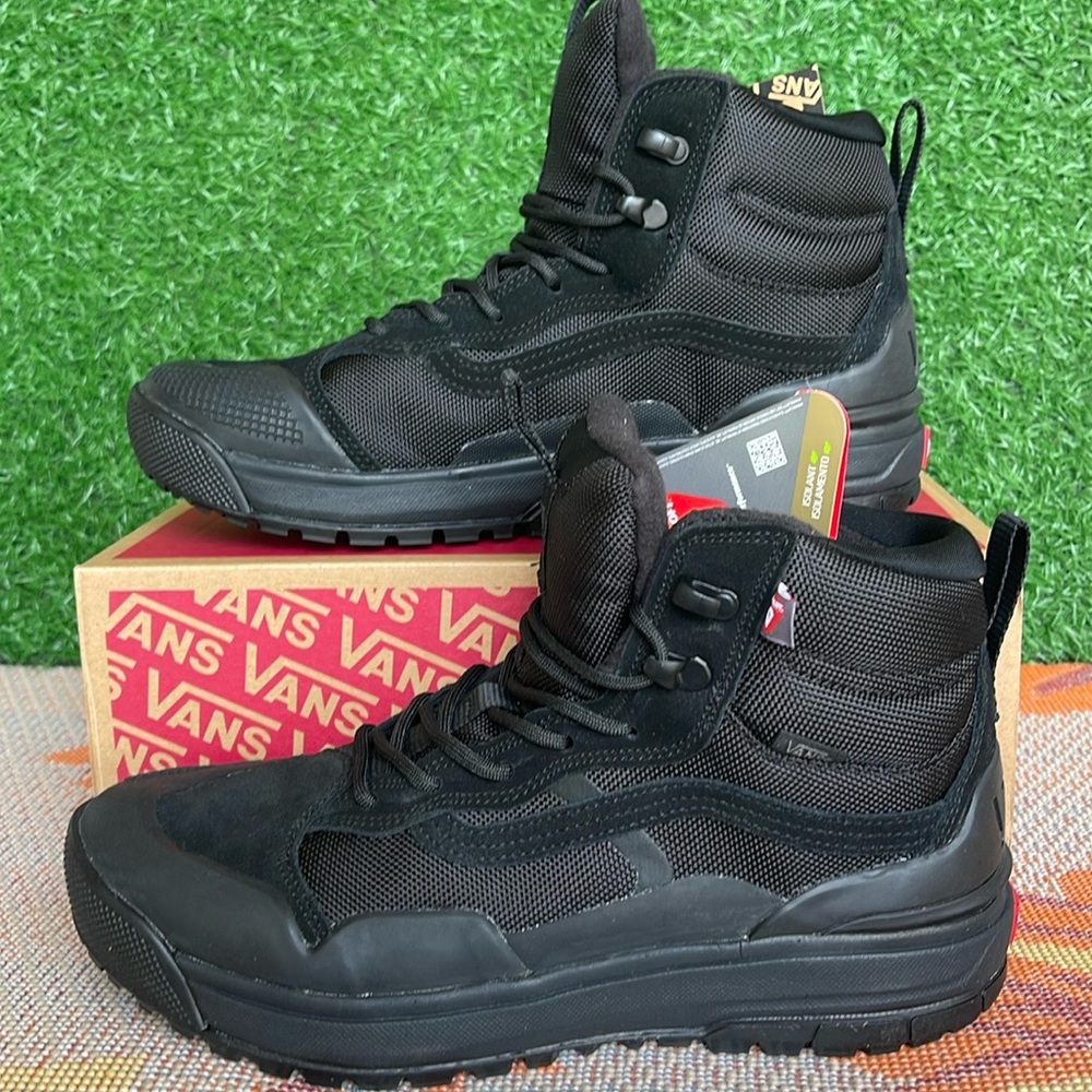 Vans WMNS Ultrarange Exo
Black/Black
VN0A4BVSBKA
Boots Sneakers